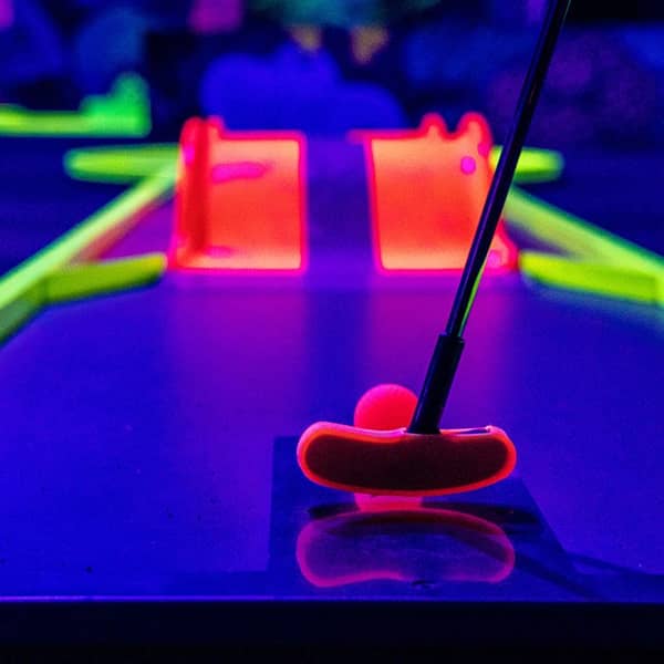 Teamevent Berlin Schwarzlicht Minigolf