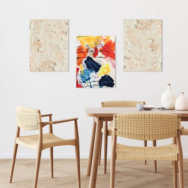 abstrakte Bilder hängen über einem Tisch