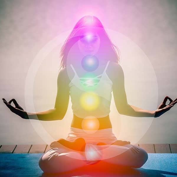 Frau mit gelbem hervorgehobenem Solarplexus Chakra