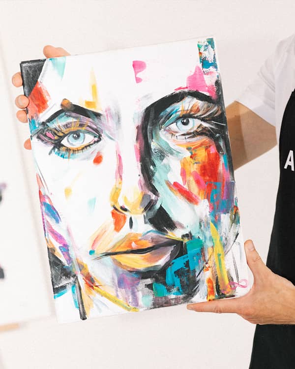 Abstraktes Porträt von Männerhänden gehalten