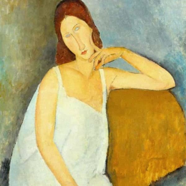 Frau lehnt sich lasziv über ein Kissen