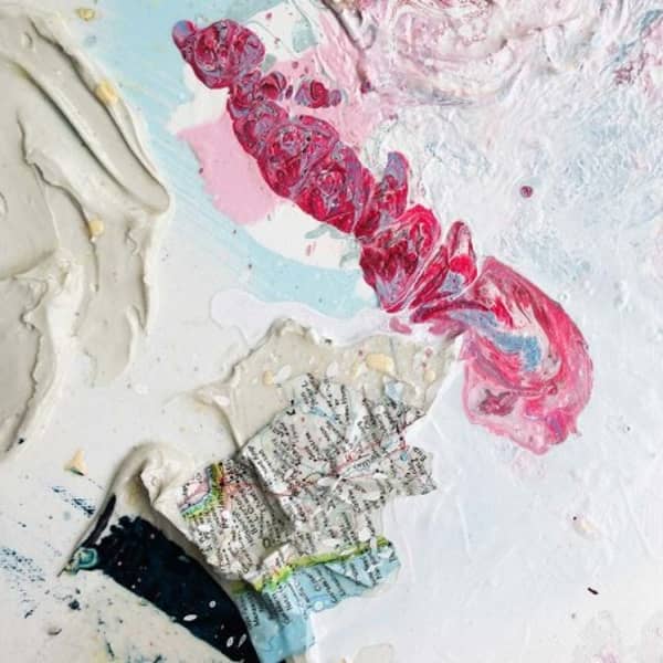 Farbe und Zeitungsschnipsel auf einer Leinwand