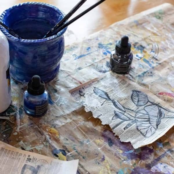 Mixed-Media-Tapete mit bemalten Zeitungsstücken