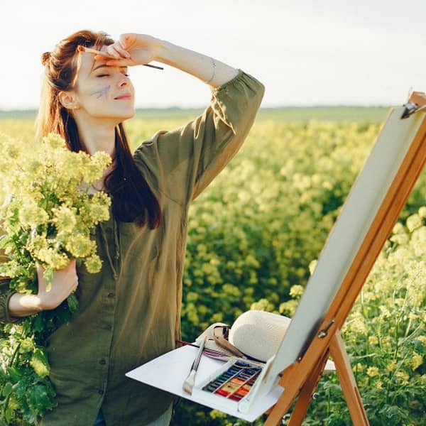 Eine Frau malt entspannend in der Natur