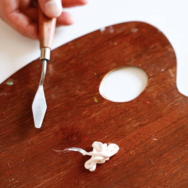 Weiße Farbe auf einer Malpalette