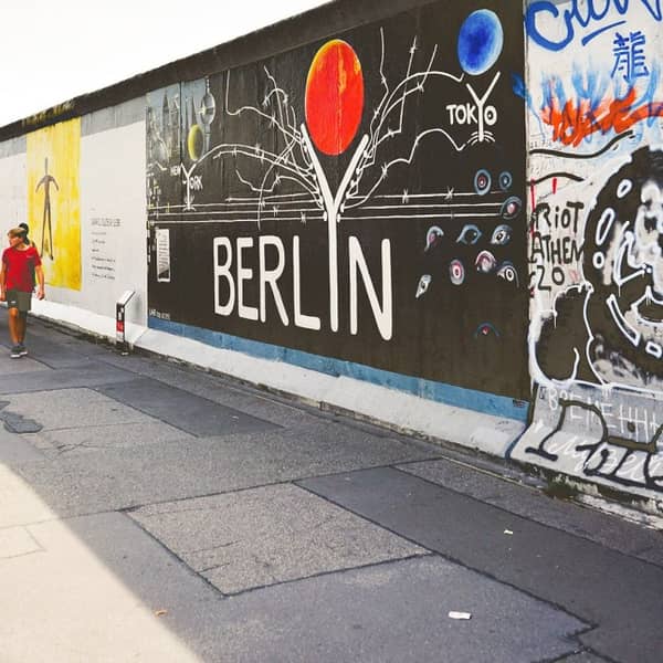 Streetart bei der Eastside Gallery in Berlin