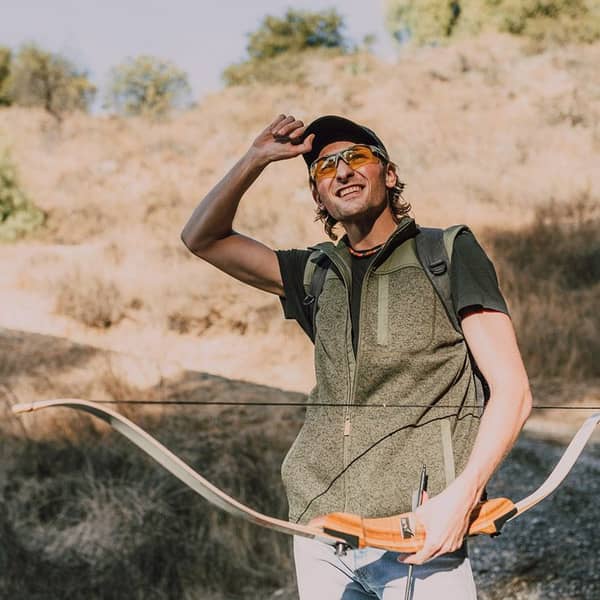 Mann mit Pfeil und Bogen in der Natur