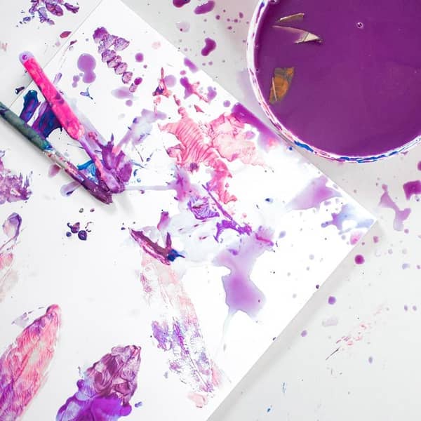 Leinwand mit Pinsel und Lilatönen