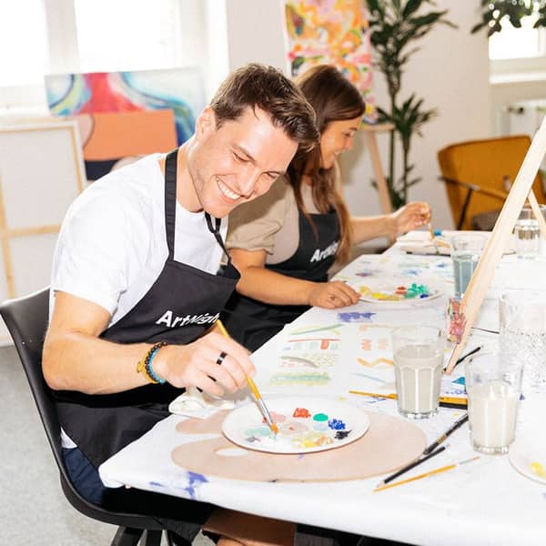 Teilnehmer bei einem Malkurs