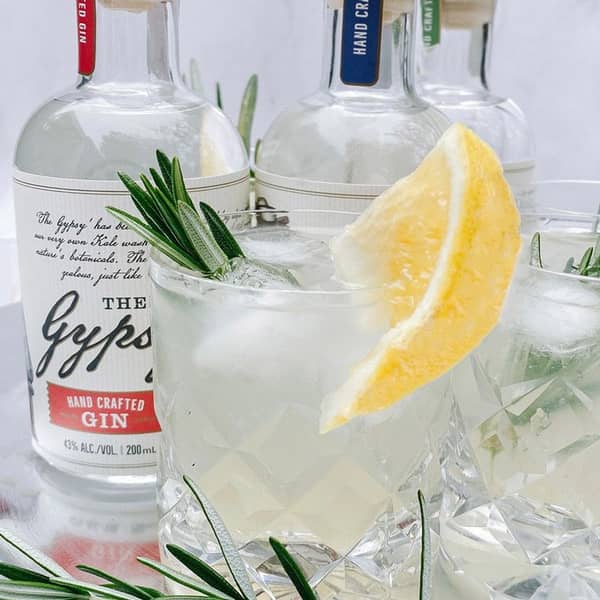 Zubereiteter Gin mit Rosmarin und Zitrone