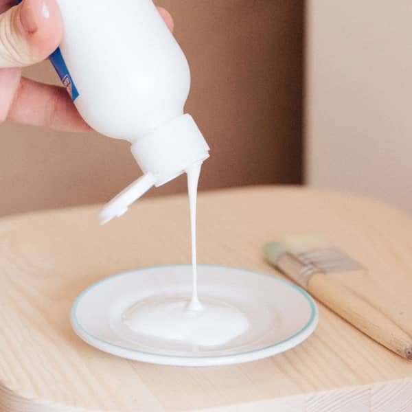 Weiß wird auf einen Teller gefüllt