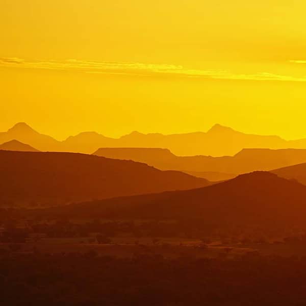 Sonnenaufgang über Hügeln