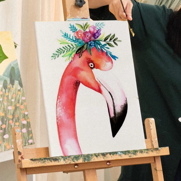 Flamingo mit Blumenkrone – Bild 1 von 5