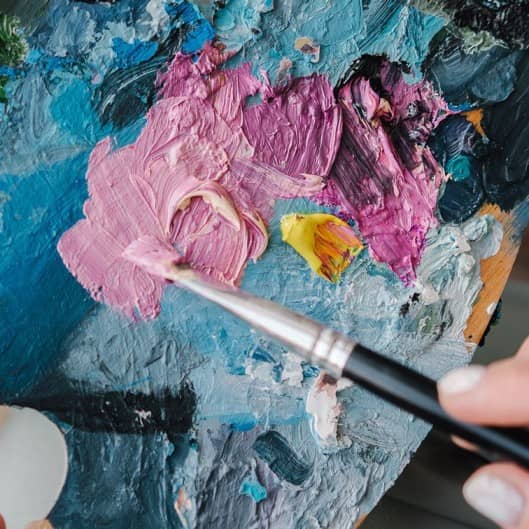 dicke Farbe auf einer Palette wird für die Impastos-Technik vorbereitet dicke Farbe auf einer Palette wird für die Impastos-Technik vorbereitet