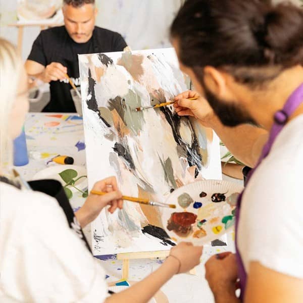 Teilnehmer bei einem intuitiven Malkurs